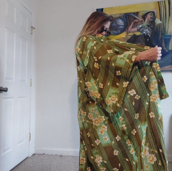 Vintage Japanese Kimono w/ retro flowers & stripes - Picture 4 of 11